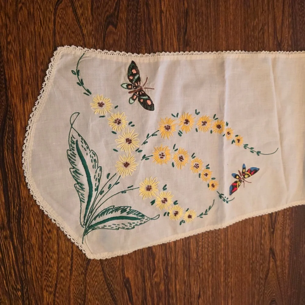 Vintage Hand Embroidered Table Runner Yellow Daisy Butterfly Lace Trim 39x11